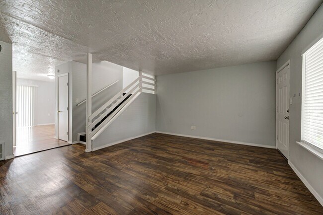 Building Photo - 1709 Beaumont Dr