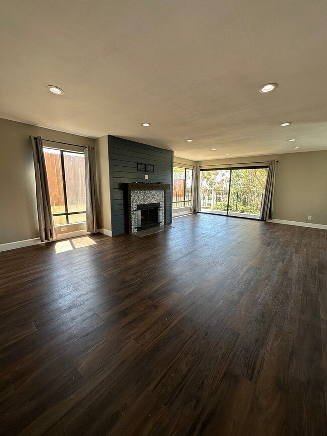 Building Photo - Huge 2 Bedroom 2 Bath Available For Immedi...