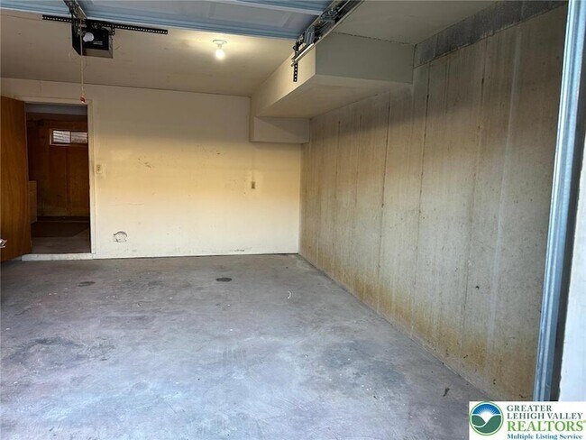 Building Photo - 235 Vista Dr