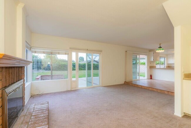 Building Photo - Beatiful house next to golf course.