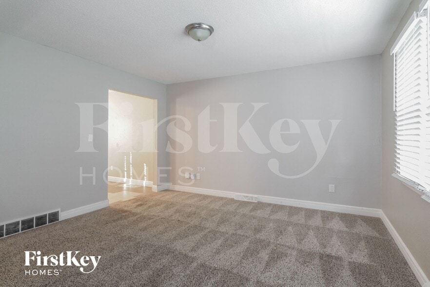 Building Photo - 717 NE Westwind Dr