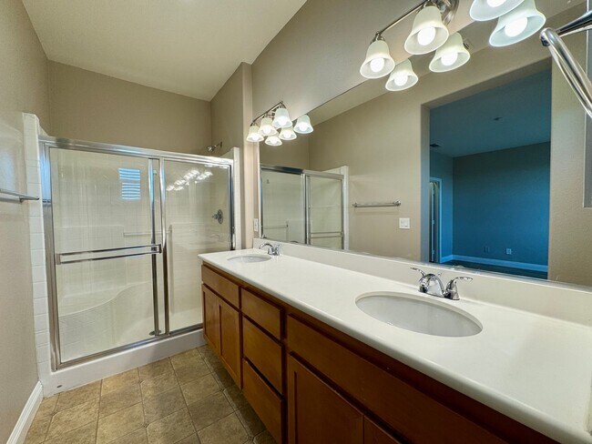 Building Photo - 3 Bed 2.5 Bath plus extra room Townhouse Style Condo / Attached 2 Car Garage