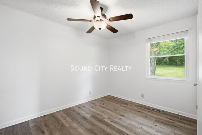 Building Photo - 923 Oak Vale Dr