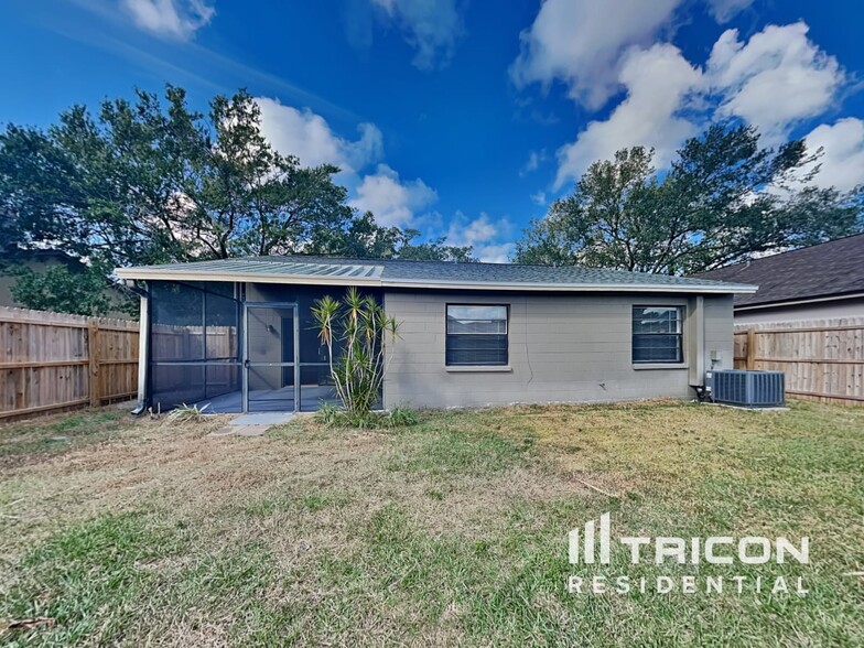 Building Photo - 1464 Tiverton Dr