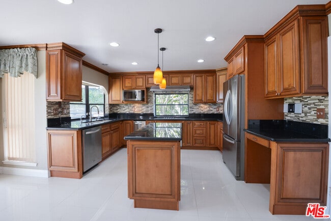 Building Photo - 3119 Hutton Dr