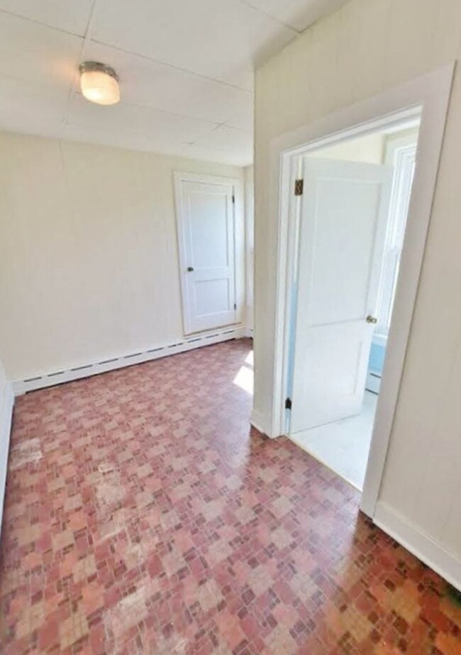 Building Photo - 3 Bed / 1-1/2 Bath Single Family w/2 Car G...