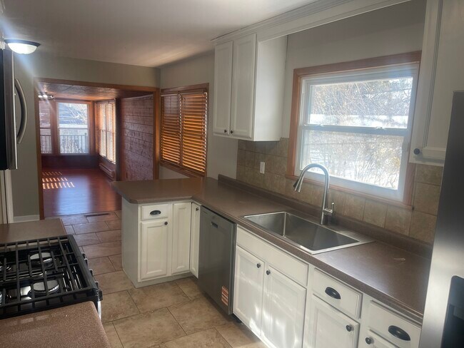 Building Photo - 3303 Greenwood Ave