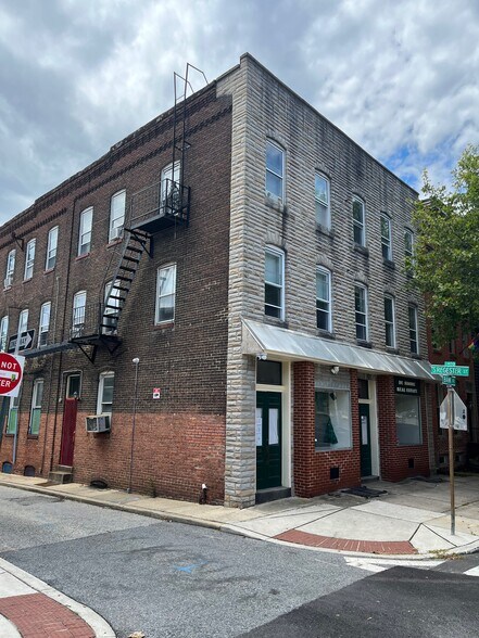 Building Photo - 1721 Bank St
