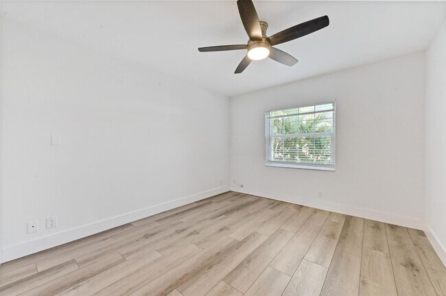 Building Photo - 6397 Bay Club Dr