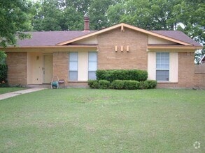 Building Photo - 3 bedroom Garland home.  Move in ready
