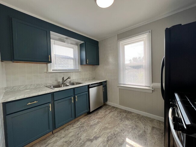 Building Photo - Newly renovated three bedroom available NOW!