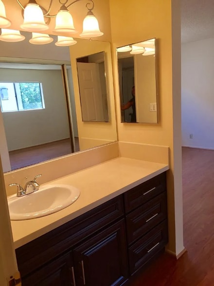 Building Photo - 725 E Providencia Ave