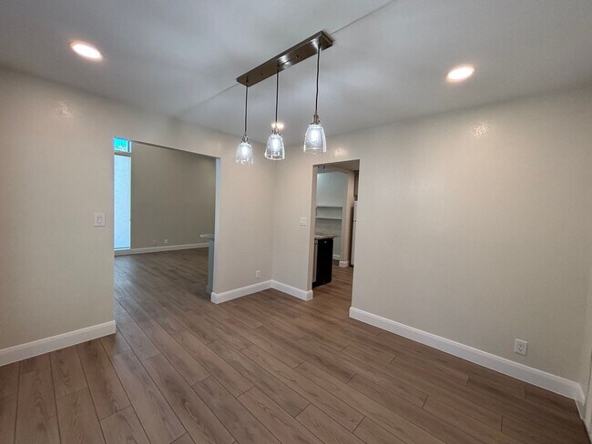 Building Photo - SPACIOUS REMODELED HOME FOR RENT!