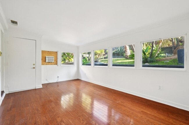 Building Photo - 1044 Manzanita St