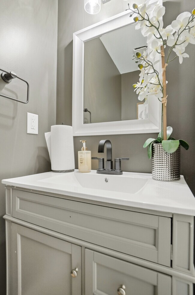 Building Photo - 408 St Clair Ave