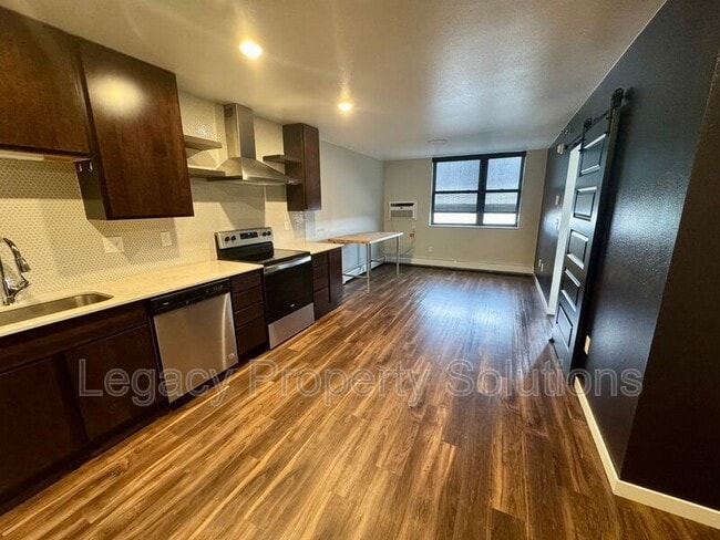 Building Photo - 208 E Greenfield Ln