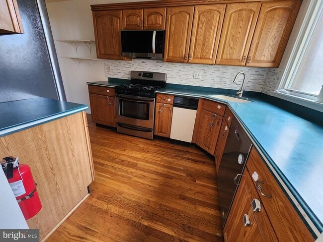 Building Photo - 254 Sayre Dr