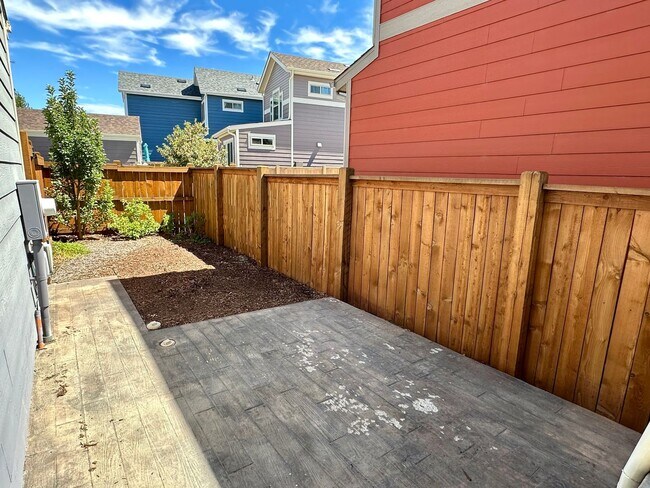 Building Photo - Fenced Side Yard!