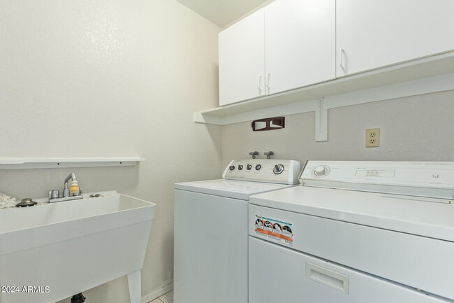 Building Photo - 10848 W Ventana Dr S