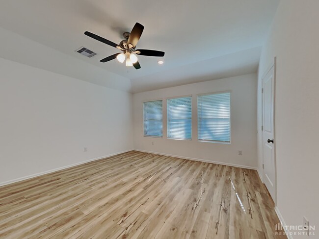Building Photo - 10511 Pineland Dr
