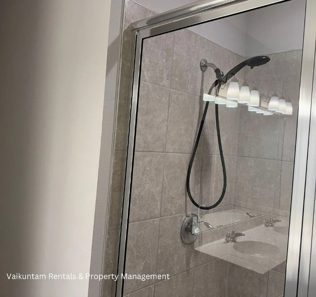 Building Photo - 370 Richmond Dr