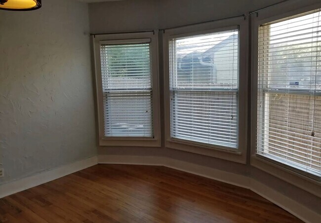 Building Photo - Available Now!!  2 bed 1 bath Near Downtown OKC