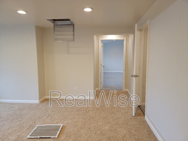 Building Photo - 344 W Selmar Ct