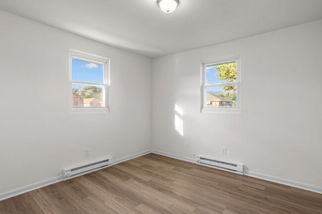 Building Photo - 2000 Flower Ln