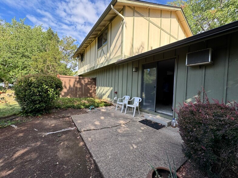 Back Patio - 1293 City View St