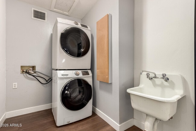 Building Photo - 1519 W Flower Cir N