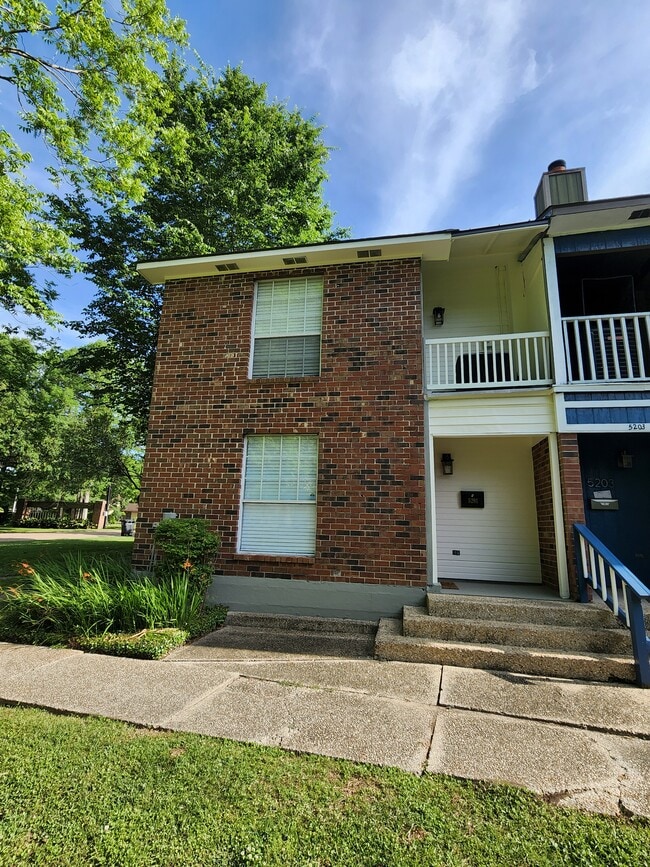 Front view. - 5201 Heatherstone Dr