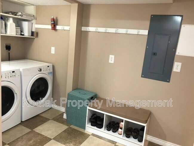 Building Photo - 3397 Eastwood Dr