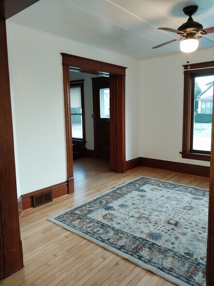 front room and entrance - 48 Baldwin St