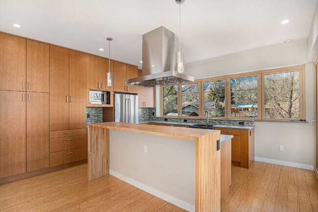 Building Photo - "Modern 4-Bed Boulder Retreat with Granite Elegance & Finished Basement!"