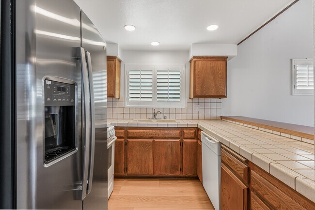 Building Photo - 221 Rossmore Dr