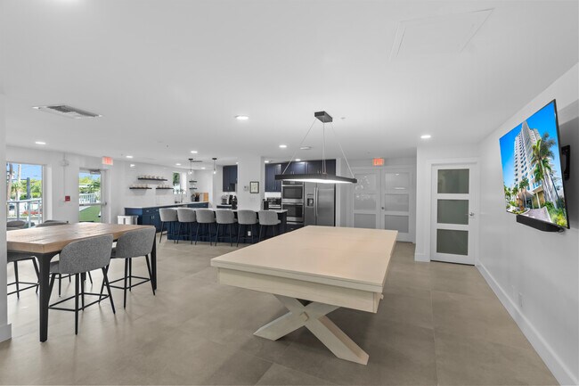 Building Photo - 3000 Holiday Dr