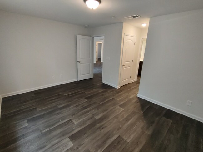 Building Photo - Move in Ready! Easy & Quick move-in process