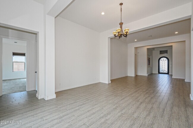 Building Photo - 941 E Lowell Ave