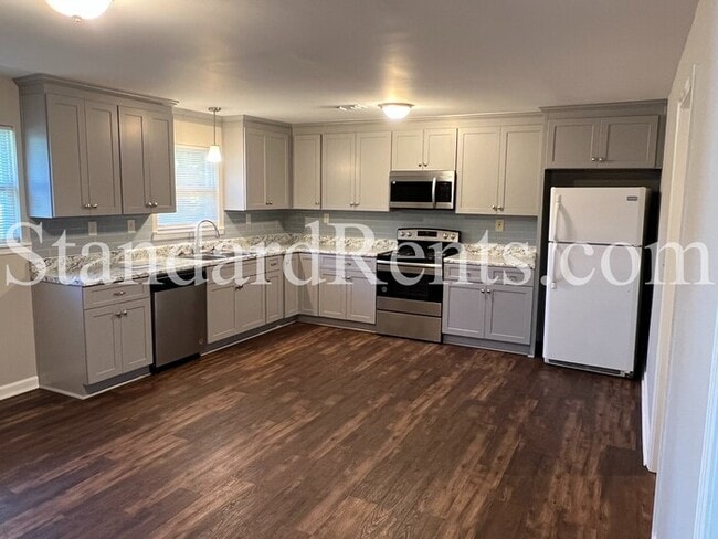Building Photo - Ranch with Large Yard!