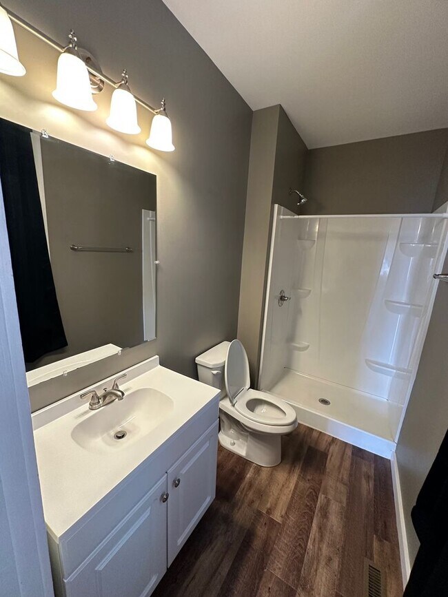 Building Photo - 820 York St