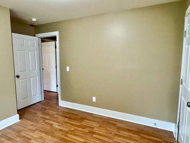 Building Photo - Charming 3-Bed, 2-Bath Home with Spacious ...