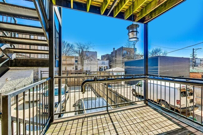 Building Photo - 2705 W Hirsch St