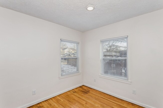 Building Photo - Bright and Spacious 2 Bedroom Duplex!