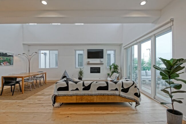 Building Photo - Custom, Modern & Spacious Tri-Level Home w...