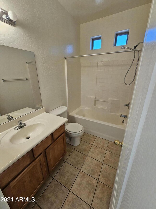 Building Photo - 2600 E Springfield Pl