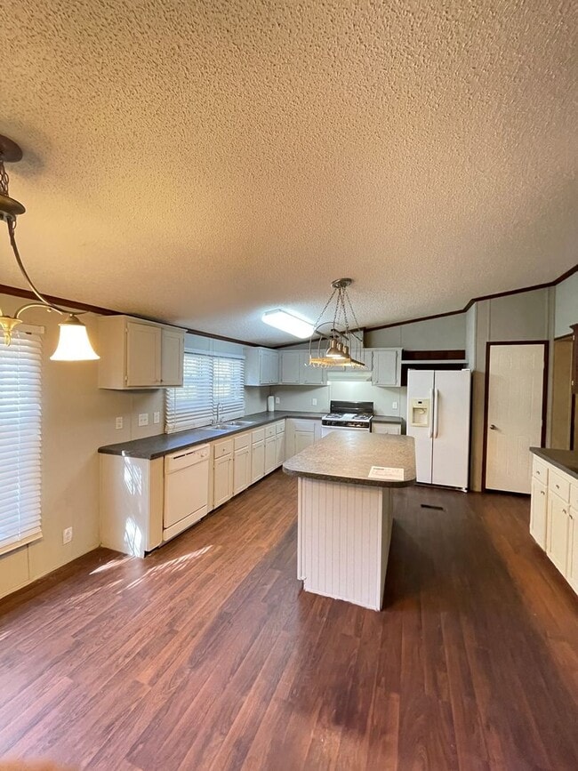 Building Photo - 3 bedroom 2 bath mobile home, LARGE, 1.33 ...
