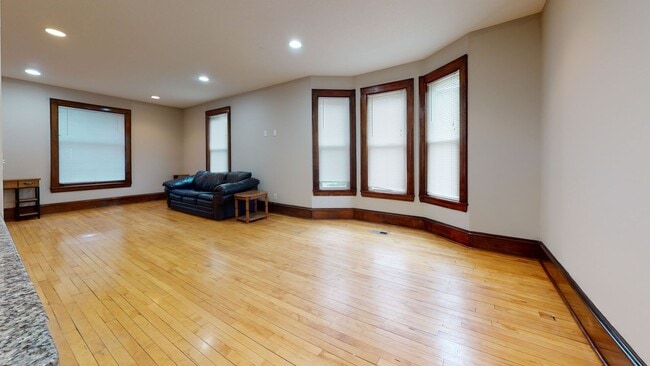 Building Photo - Affordable five bedroom house close to U o...