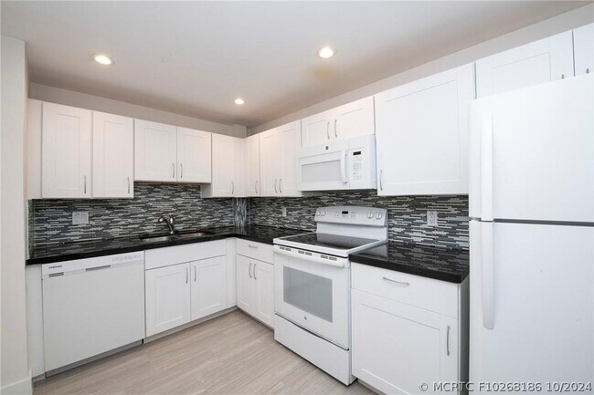 Building Photo - 3900 N Hills Dr