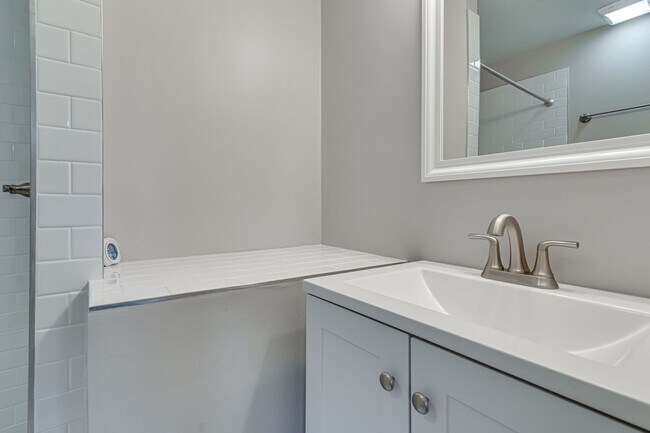 Building Photo - Renovated Home in Pinewood Lake Neighborhood