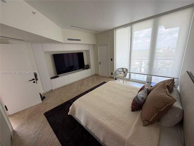 Building Photo - 16425 Collins Ave